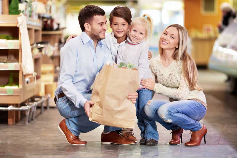 دانلود عکس خانواده ای هنگام خرید