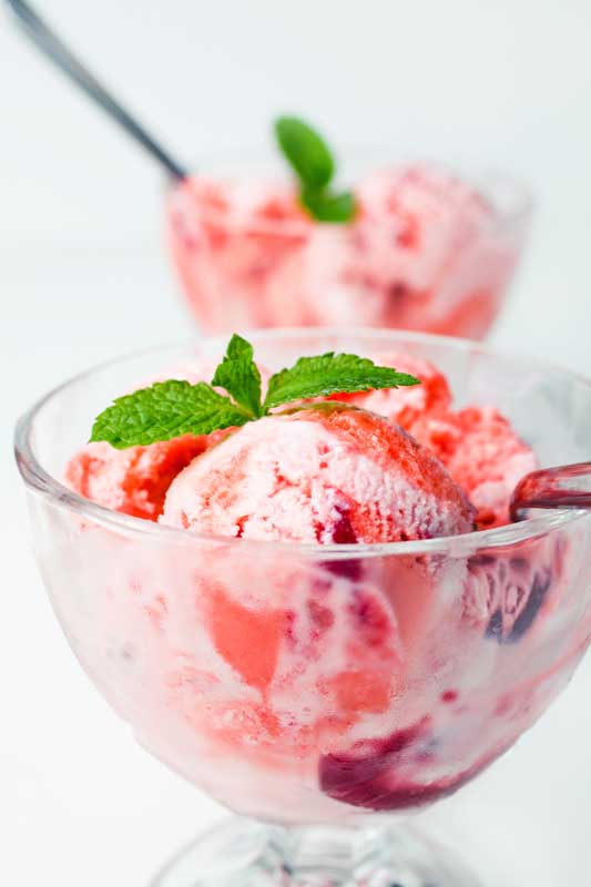 عکس گرافیکی بستنی با سس تمشک