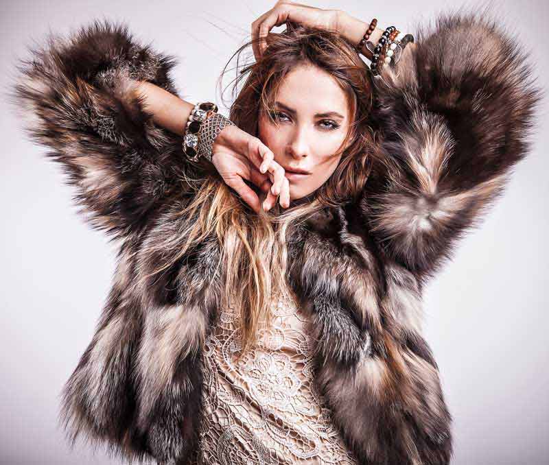 عکس لارج فرمت خانم با لباس خزدار