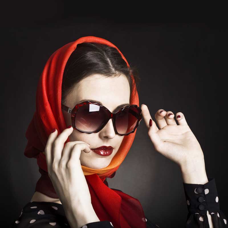 عکس لارج فرمت خانم با رژ لب قرمز