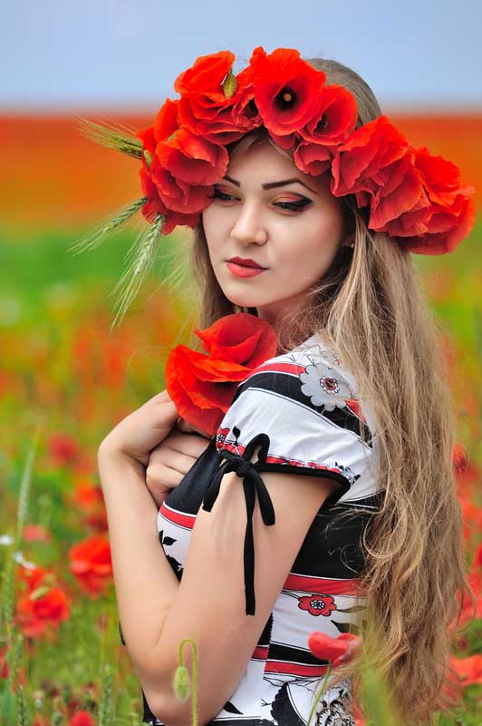 تصویر با کیفیت خانم با گل شقایق