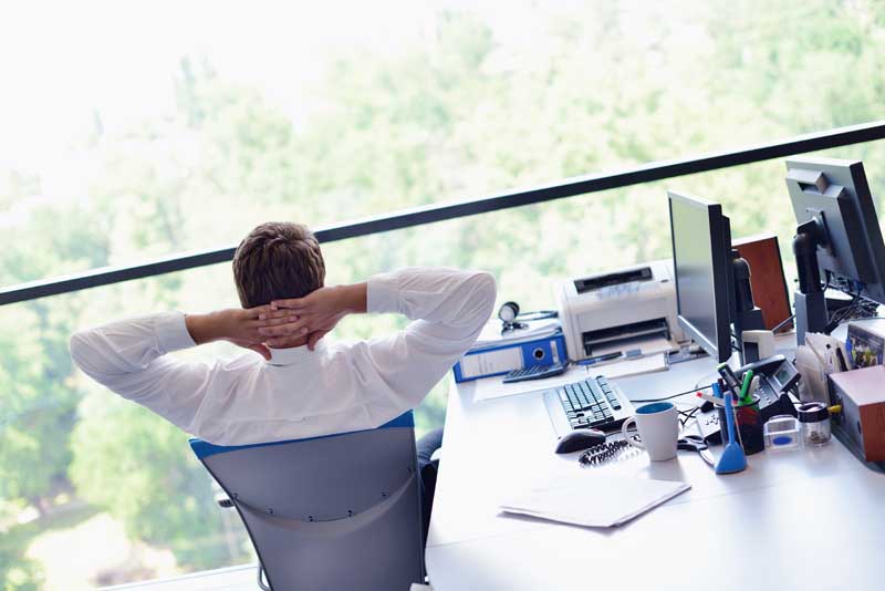 دانلود عکس با کیفیت استراحت و تفکر حین انجام کار