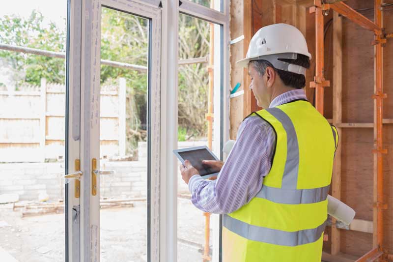 دانلود عکس لارج فرمت مهندس تبلت به دست
