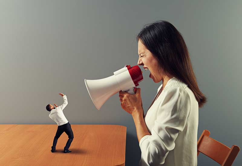 دانلود عکس لارج فرمت داد زدن رئیس
