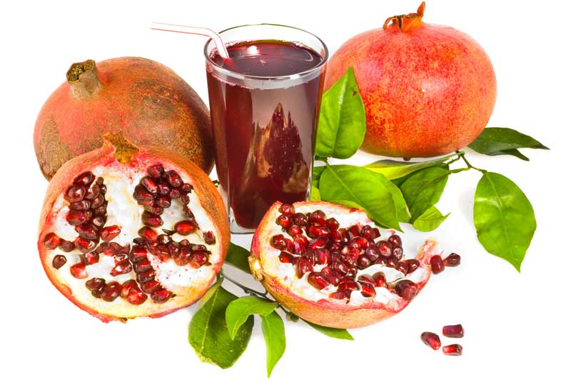 تصویر نوشیدنی آب انار در کار انار ها