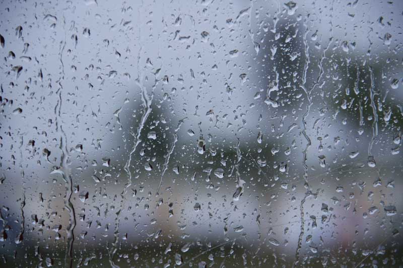 دانلود تصویر از قطرات باران روی شیشه