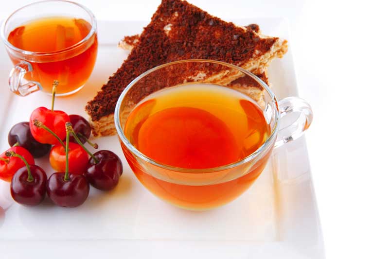 تصویر زیبای از چای، گیلاس و شیرینی