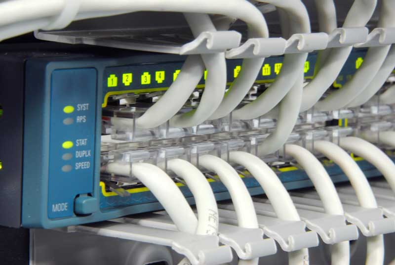 عکس با کیفیت از نمای پشت سرور و کابلهای سفید