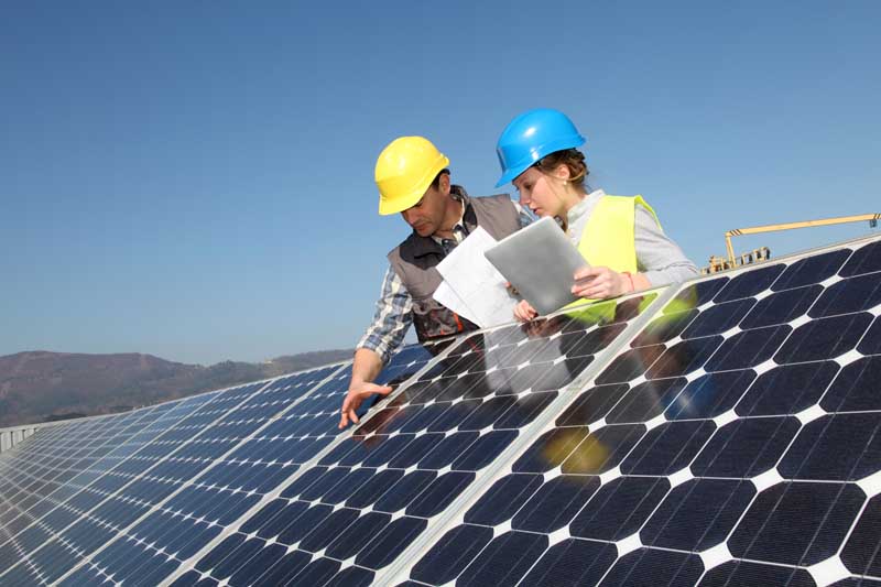 دانلود عکس با کیفیت از بازرسی پنل های خورشیدی