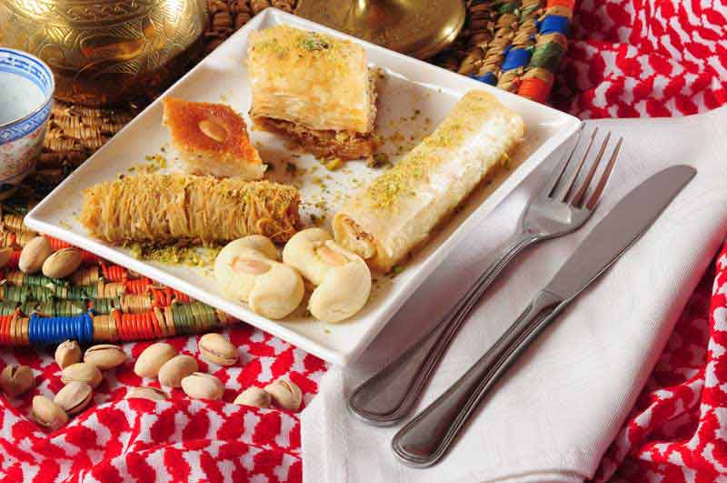 عکس گرافیکی شیرینی داخل بشقاب