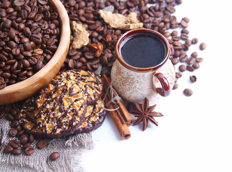 عکس لارج فرمت از فنجان قهوه و کاسه چوبی