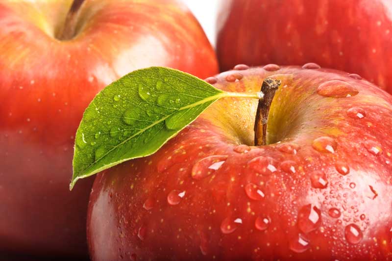 عکس زیبای از سیب شسته شده