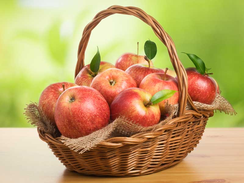 عکس زیبای از سیب ها در سبد گونی دار