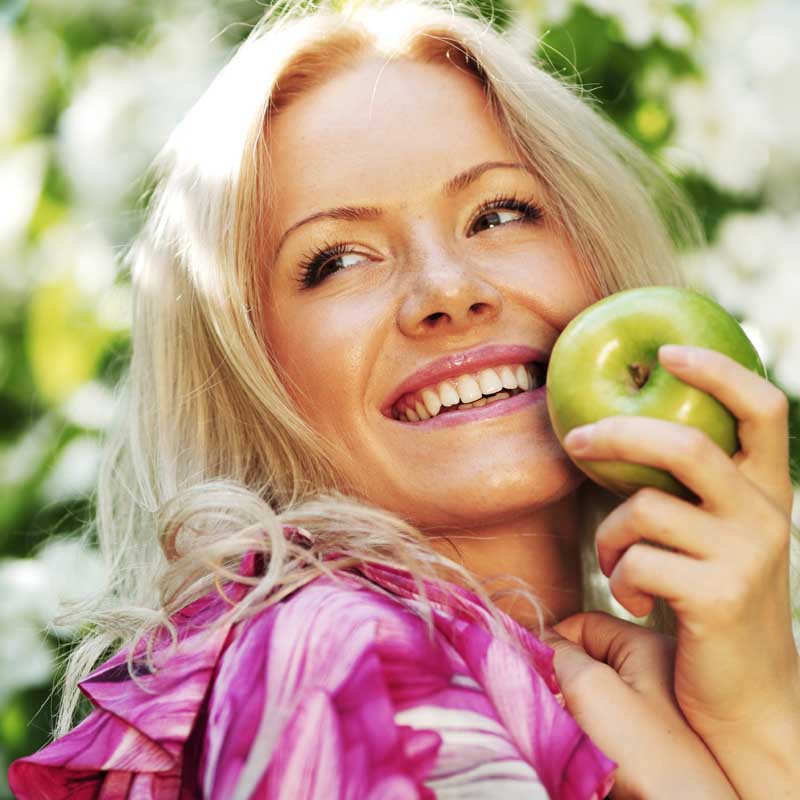 عکس زیبای از سیب سبز و خانم