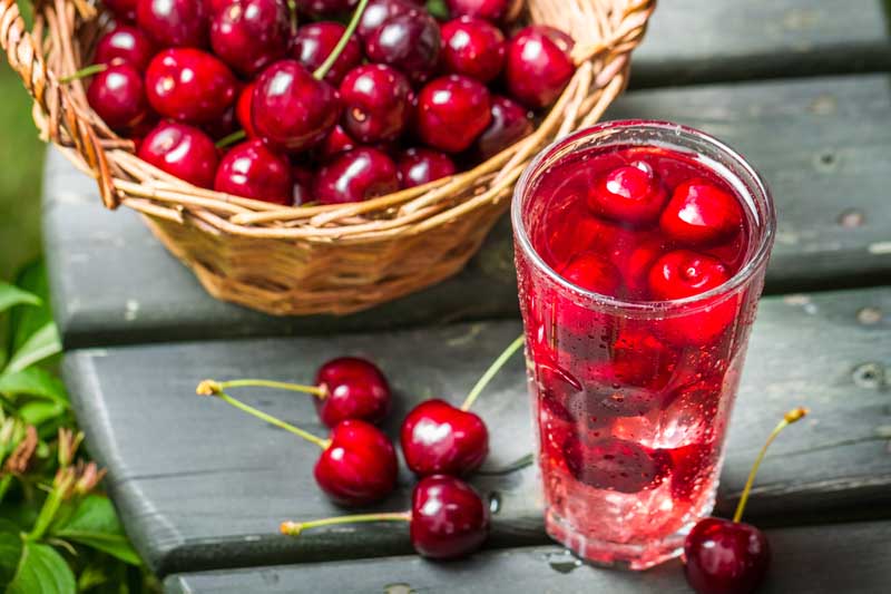 تصویر لارج فرمت از گیلاس ها در سبد چوبی