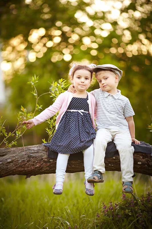 دانلود تصویر با کیفیت دو کودک ژست عکاسی