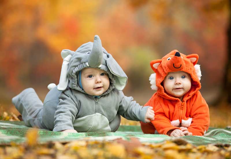 دانلود تصویر با کیفیت دو نوزاد با ژاکت های عرسکی