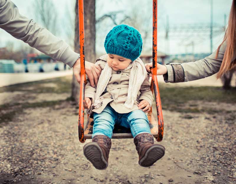 دانلود تصویر باکیفیت نوزاد در حال تاب بازی کردن