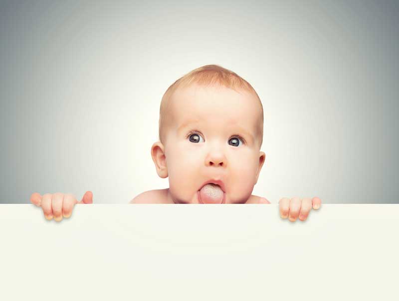 دانلود تصویر باکیفیت کودک زیبا و بازیگوش در حال بازی
