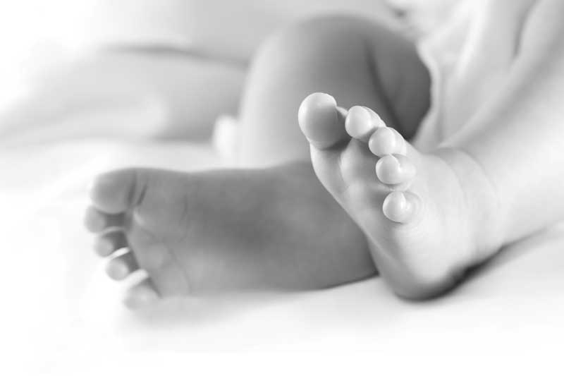 دانلود تصویر باکیفیت سیاه و سفید پای نوزاد