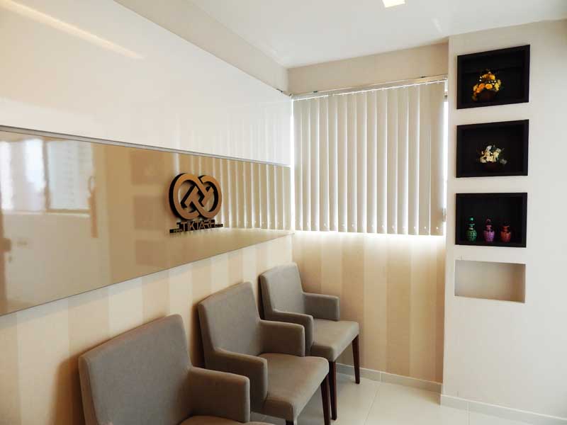طرح موکاپ لوگو روی دیوار کرم رنگ