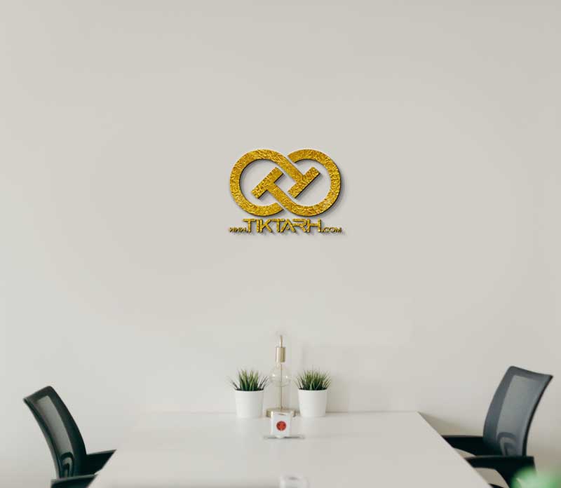 طرح موکاپ لوگوی طلایی در اتاق