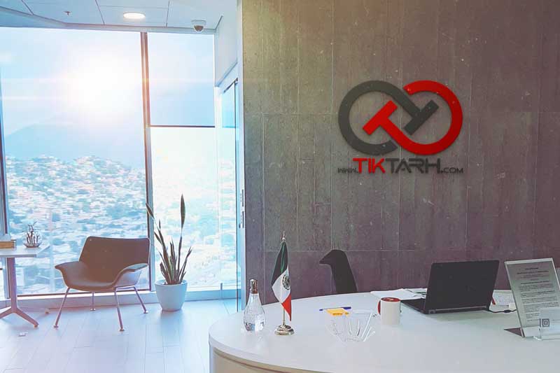 طرح موکاپ لوگوی دو رنگ در اتاق کار