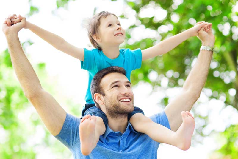 دانلود تصویر باکیفیت پدر و پسر لباس آبی