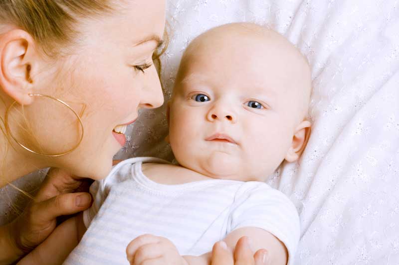 دانلود تصویر باکیفیت مادر و نوزاد چشم رنگی