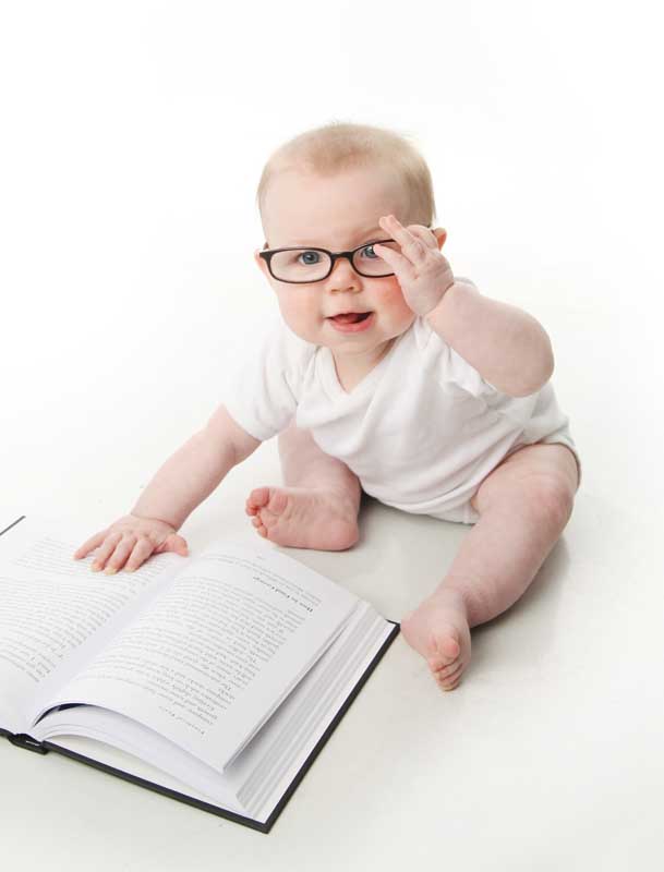دانلود تصویر باکیفیت کودک عینکی و کتاب دوست