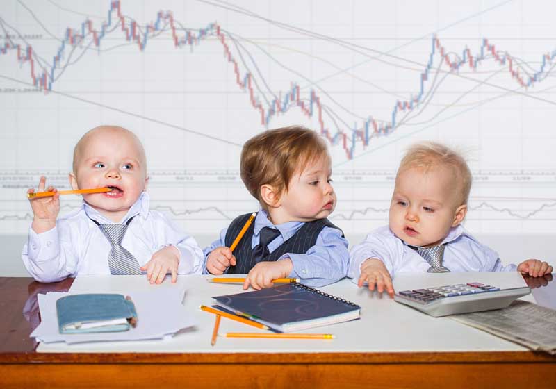 دانلود تصویر باکیفیت سه کودک خوش تیپ مشغول حساب کردن