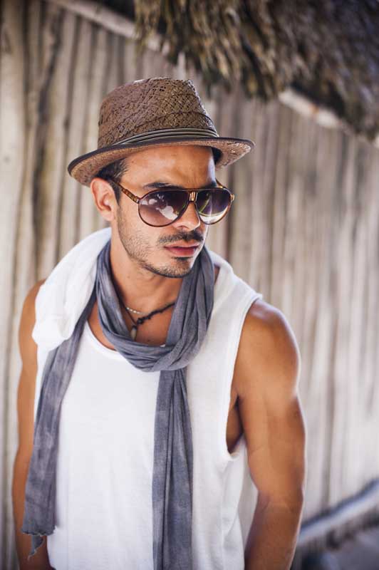 عکس از مرد جوان با کلاه لبه دار و شال