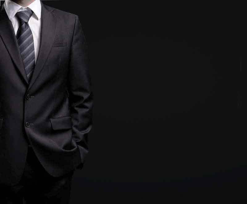 عکس از مرد با لباس مشکی در محیط تیره