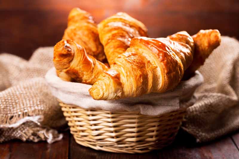 دانلود تصویر با کیفیت سبد چوبی و نان