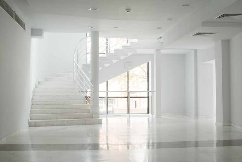 عکس با کیفیت از راه پله های سفید