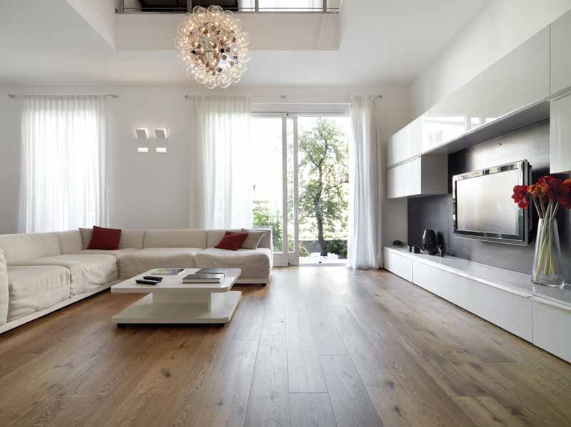 عکس با کیفیت از اتاق با کف پارکت