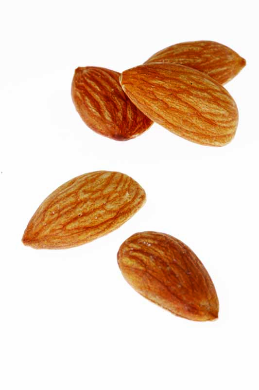 عکس زیبا از پنج عدد مغز بادام
