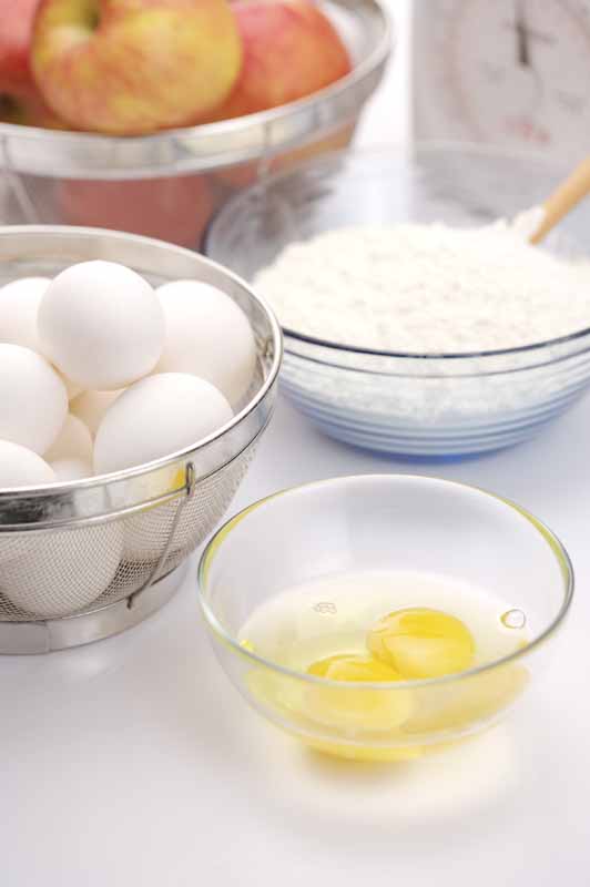 عکس با کیفیت از تخم مرغ و کاسه آرد