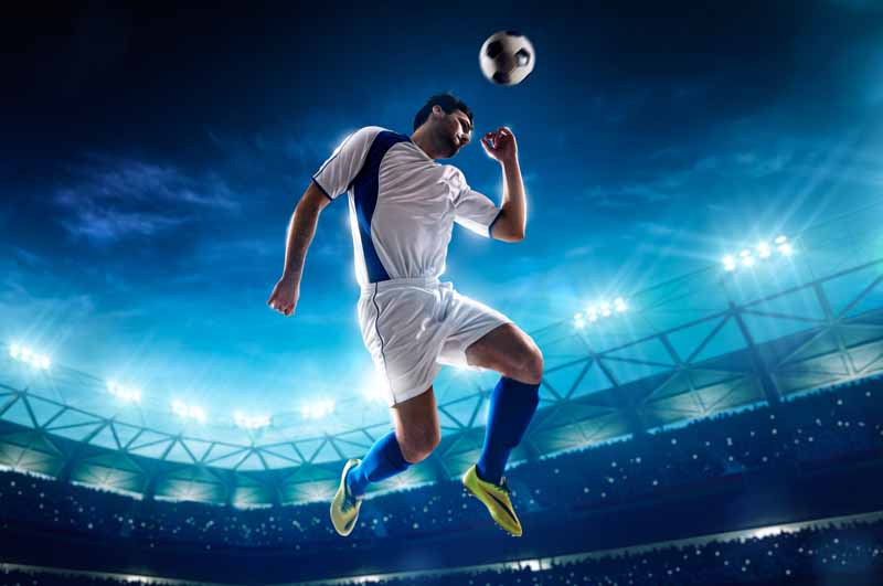 عکس با کیفیت از ضربه سر به فوتبال