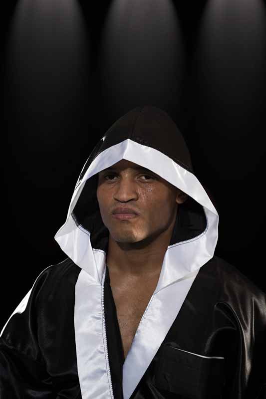 عکس زیبا از بوکسور با لباس آماده
