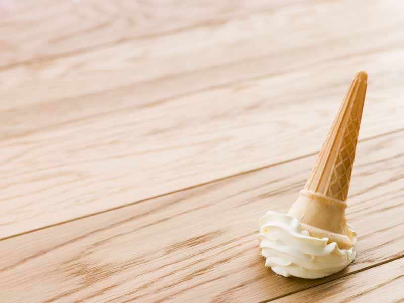 تصویر با کیفیت از بستنی قیفی در زمین