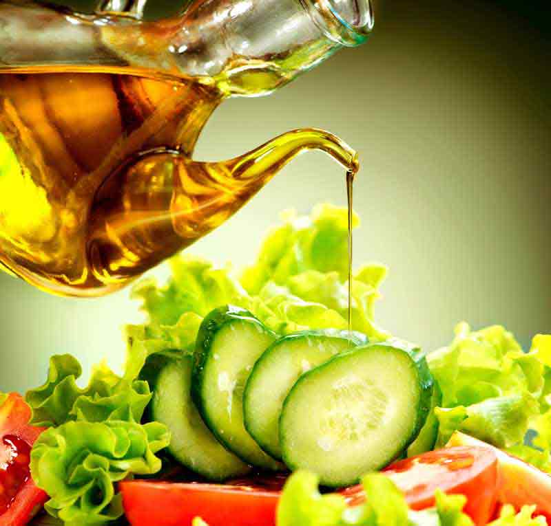 عکس با کیفیت از روغن روی سالاد
