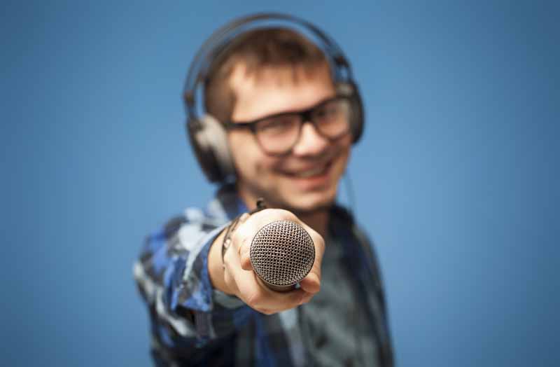 تصویر با کیفیت از آقای خواننده و میکروفون