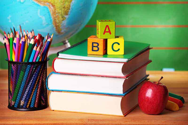 عکس با کیفیت از مداد رنگی و کتاب