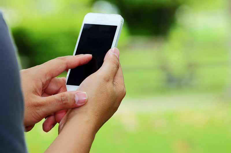 دانلود تصویر زیبا از کار با موبایل