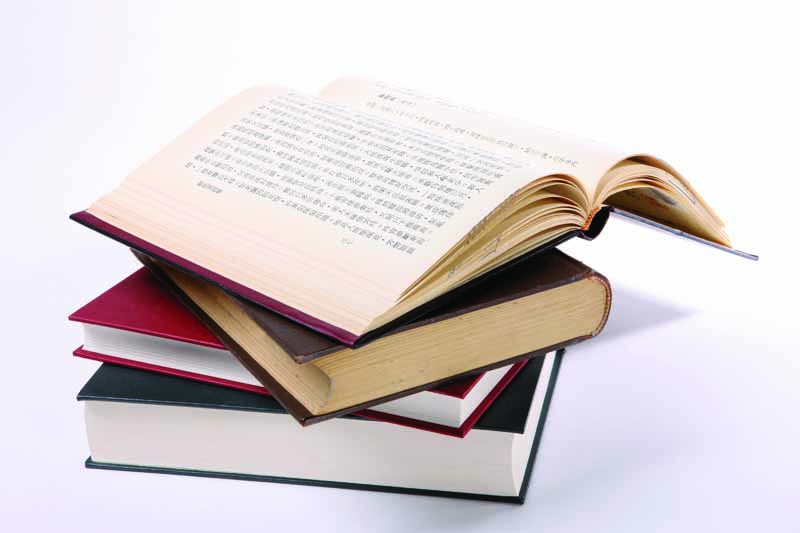 تصویر زیبا از یک کتاب باز روی کتاب ها
