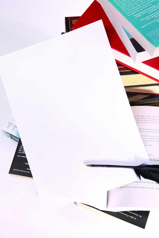تصویر زیبا از کتاب ها و قلم پر