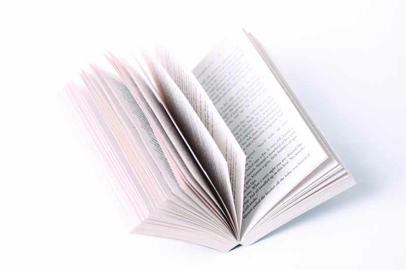 تصویر زیبا از کتاب با خط لاتین
