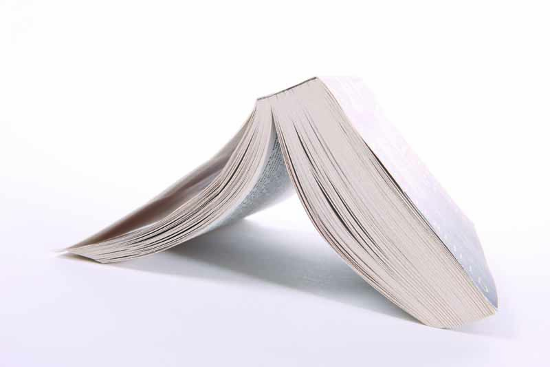 تصویر زیبا از کتاب روی زمین