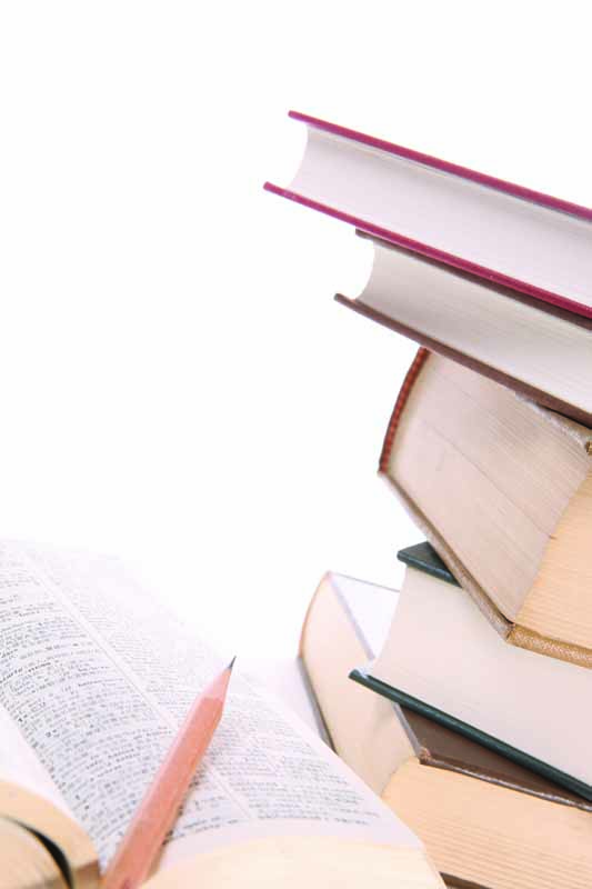 تصویر زیبا از کتاب ها و مداد زرد